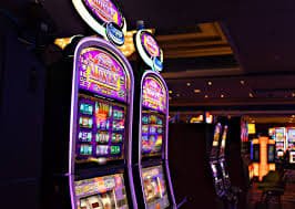 live casino table game on paldo pinas with dealer and cards